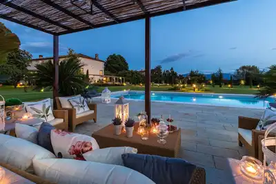 Villa Hugo, Understated Luxury 5 Bedrooms Villa with Pool and a Welcoming Ambience