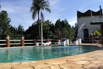 Image de Beau site avec deux maisons, une grande piscine, lacs pour la pêche et la vue à 360 °