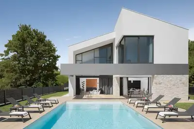 Image de Modern villa with heated pool
