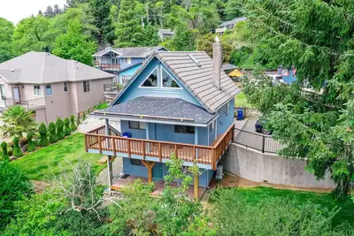 Image de Dreamy beach retreat with a hot tub, lake access, & wood stove - dog-friendly