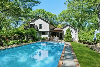 Image de Gorgeous East Hampton Hideaway with Privacy and Full Amenity Suite