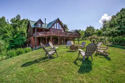 Image de Black Mountain Hilltop Retreat | Luxury Log Cabin with Mountain Views