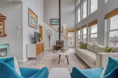 Image de Wall of Riverfront Windows and dock Give You River, Beach and Ocean in Pac City!