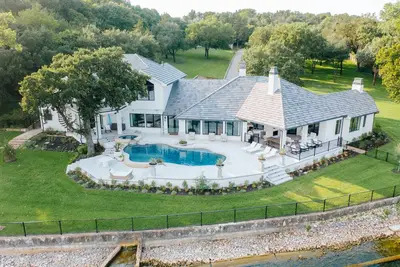 Image de Fort Worth Lake Front Retreat