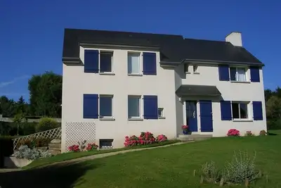 Image de Jolie villa au calme avec de beaux volumes à 500m de la grande plage de St Cast offrant 5. . .
