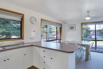 Image de Perfect for your beach holiday, you are only a stone's throw to the Port Fairy East Beach