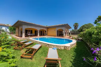 Image de \"Ca Na Rosa\" à proximité de la plage avec Wi-Fi, climatisation, terrasse, jardin et piscine