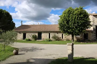 Image de Gîte La Louise à deux pas du marais poitevin, longère de charme : piscine et spa
