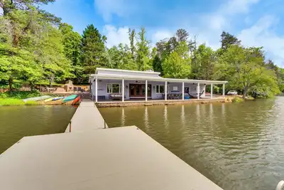 Image de Hot Tub, Dock, Lakefront: Luxe Six Mile Retreat