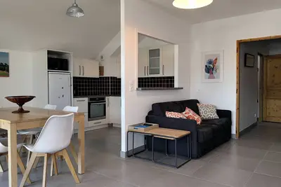Image de Appartement fonctionnel avec balcon, à 10 min du centre, parking gratuit, idéal pour 5 personnes