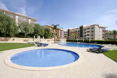 Image de Appartement de 3 chambres, Wi-Fi, A / C, 2 minutes de la marina de Lagos, Piscine communautaire
