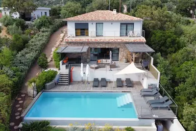 Villa moderne et piscine à débordement et vue mer à 3 minute de St Cyprien plage
