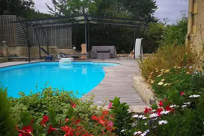 Image de Maison en pierre, Piscine, jardin, terrasse et tonnelle. terra