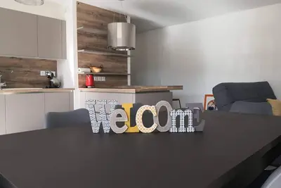 Image de Appartement lumineux et spacieux avec terrasse et parking, Ă 15 min Ă pied du centre, parfait pour 6 pers!