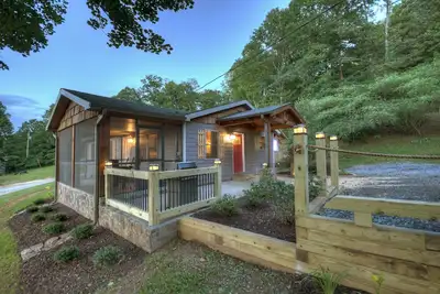 Image de Romantic getaway, Outdoor Movies, fireplace, Hot Tub, King Bed, 1mile Downtown