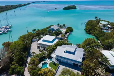 Image de Harbor Hideaway | Island style beach house with pool, dockage & bay views!