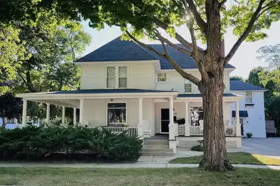 Image de Central A\/C! ! ! Huge Downtown Historic Cvx Home! Walk to town & beach!