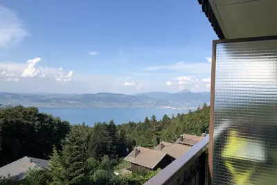 Image de Studio confortable avec vue sur le lac, minutes des pistes de ski et des plages.
