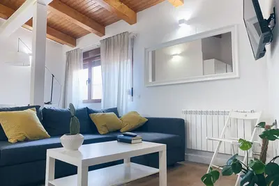 Image de Quiet, bright, renovated and spacious penthouse. One minute from the Plaza Mayor.