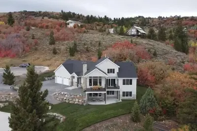 Image de Amazing views with a big yard, pickleball court, and lots of parking!