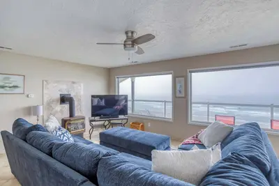 Image de Enjoy Whale-Watching from this Cliff-top Oceanfront Condo Next to Beach Access!