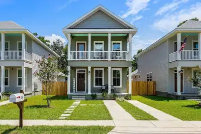 Image de Tastefully Decorated |Fenced Yard |Fire Pit |Parking |Edge of Downtown Pensacola|10 Min to N. A. S.