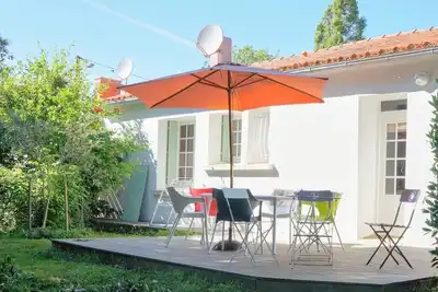 Image de Petite maison vendéenne entourée de verdure près du village, à 10 ' de la mer