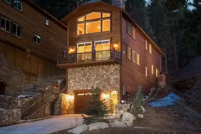 Image de Bear Mountain Chalet. Walk to bear mountain. Games. Bbq.