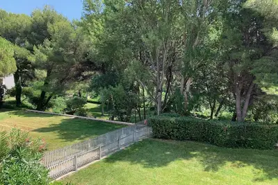Image de T2 Domaine de la Coudoulière dans très beau parc arboré,