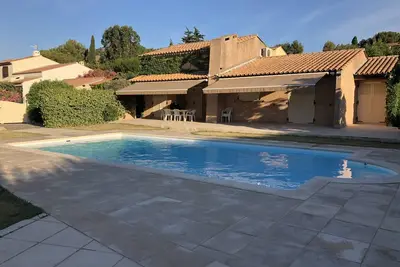 Image de Villa avec piscine privée et jardin clos située à 10 mn à pied de la plage