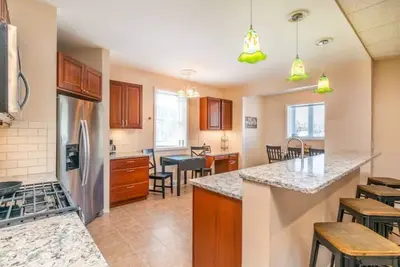 Image de Hidden Emerald open floor plan/ Remodeled Apartment