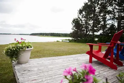 Waterfront Cottage in Brackley Beach. Close to National Park Beaches