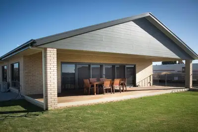 Image de Highview on Victoria is a spacious, superbly appointed holiday home