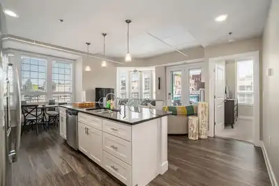 Image de New Downtown Riverfront Edgewater Condo