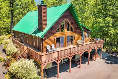 Image de Massive Log Chalet with Hot Tub