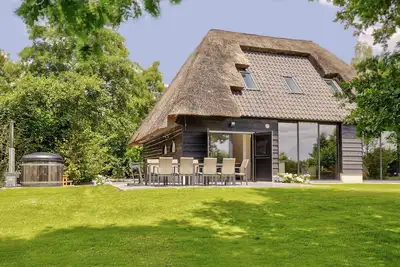 Image de Jolie maison de vacances à Rijsbergen avec un jardin et un bain à remous