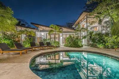 Image de Unique Beautiful Beachfront Property w\/ Private Beach path Pool