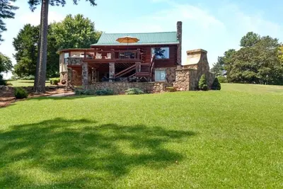 Image de Luxury Lakeside Cabin - A Stone's Throw
