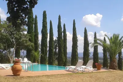 Montecarlo, 1. 5 acres, private pool, walk to restaurants. Wifi  Close Lucca