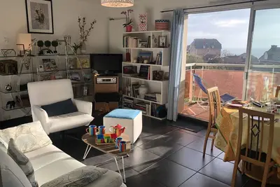 Image de Bel appartement rénové (65m²) avec belle vue mer.