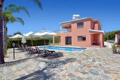 Short walk to Coral Bay strip (5min) Family Villa Quiet area Large Pool Free A\/C