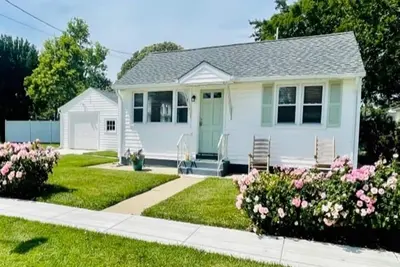 Image de Hidden Hideaway in North Cape May Short Walk To Bay (2 Bedrooms/ 1 Bathroom)