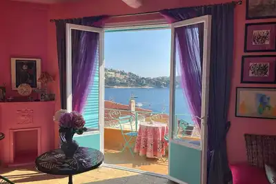 Image de 26. A colorful apartment with a beautiful sea view and a balcony