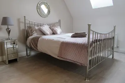 Image de Windsor Town centre gated en-suite property with parking & lift. 21 day minimum