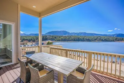 Image de Family Lake House w/Mountain Views & Hot Tub