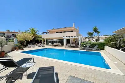 Charming 4 Bedroom Villa w\/ Private Pool, Sleeps 8, Wifi, A\/C, near Lagos Marina