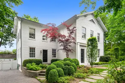 Image de Historical Sag Harbor Village Home - 5 min walk to town, pool, private garden