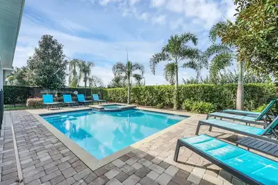 Image de 10 Mins Disney/5 Kings! /Private Pool and Spa/Ac Games Room/Themed Bedrooms/Wifi