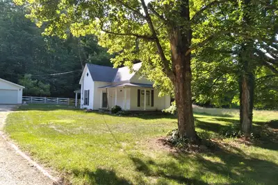 Image de House sleeps 6. Just 5 minutes Patoka Lake boat ramp. Anglers Welcome!