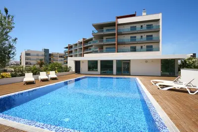 Image de Luxury 2 Bedroom Apartment w/ Communal Pool & Jacuzzi, Walking distance to Beach